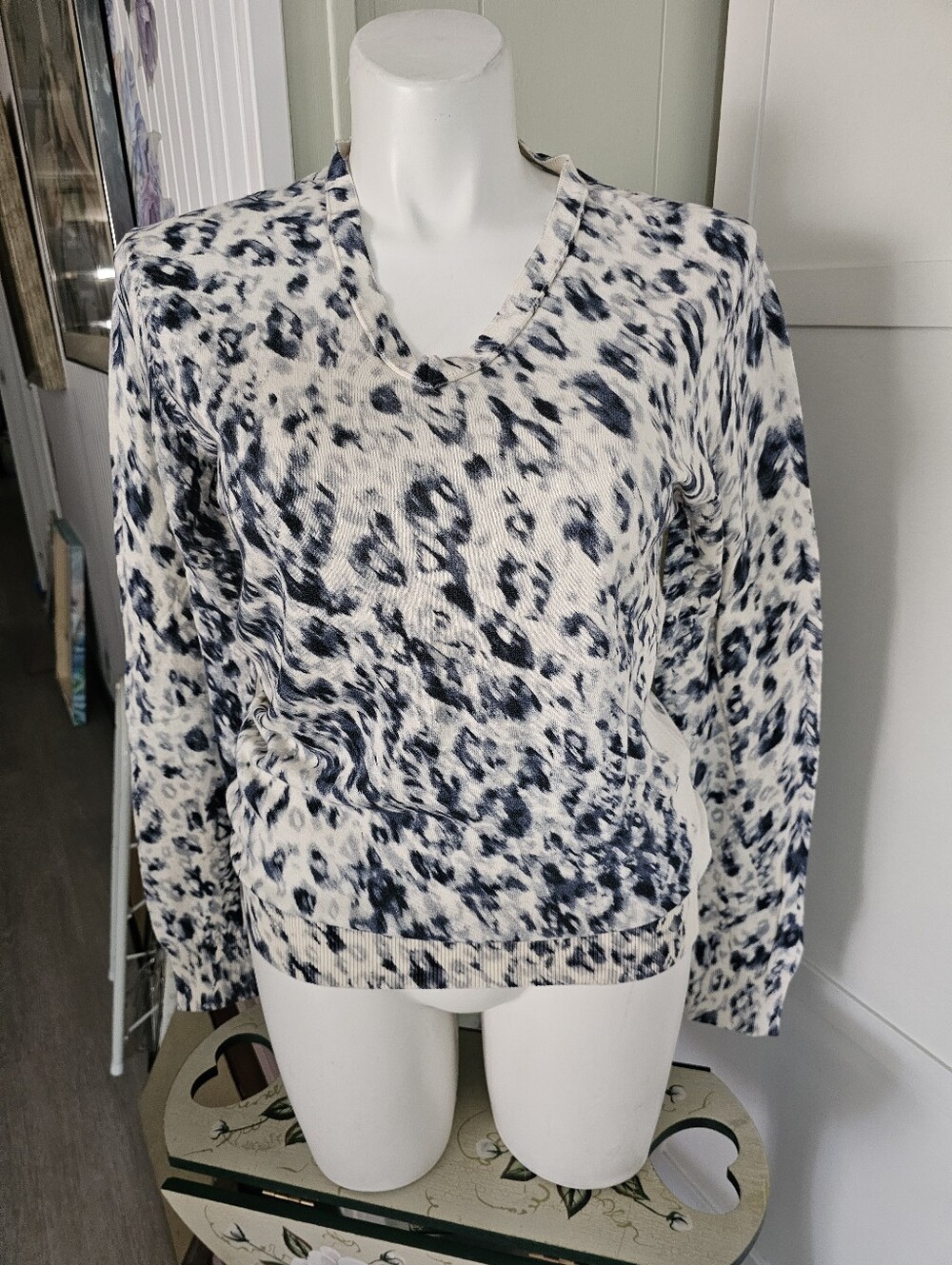 VTG Just Cavalli 2012 Leopard V-Neck Sweater Italy Blue White Hologram L 19.5"